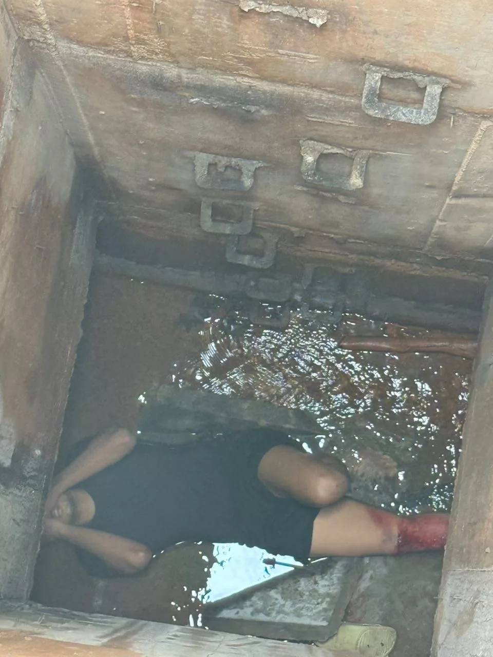 30 Minit Dalam Longkang, Niatnya Nak Selamatkan Kucing Tapi Jadi Tragedi