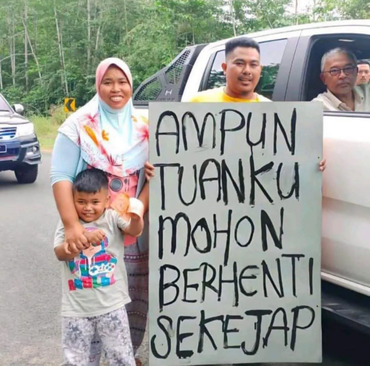 "Memang 13 Tahun Hidup Tanpa Elektrik", Suami Isteri Tahan Konvoi Sultan Pahang Akui Baru Mohon 2025 3 “Memang 13 Tahun Hidup Tanpa Elektrik”, Suami Isteri Tahan Konvoi Sultan Pahang Akui Baru Mohon 2025