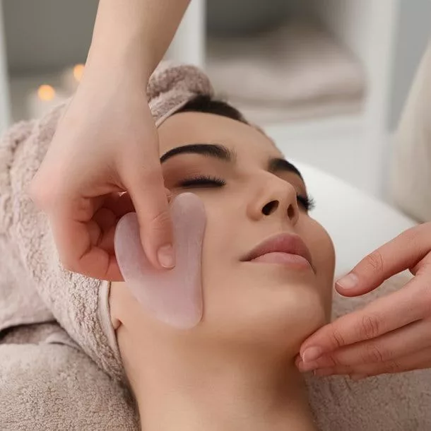Rutin Cantik Sebelum Tidur, Guna Gua Sha & Jade Roller Bantu Runcingkan Wajah