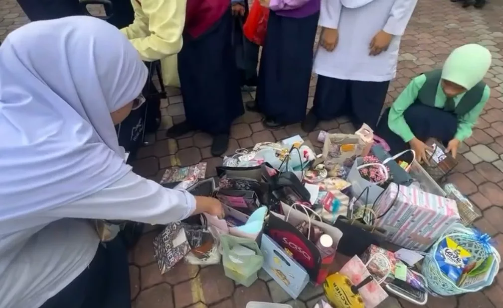 Cikgu Paling Garang, Tapi Banyak Dapat Hadiah Siap Murid Tolong Angkat Masuk Kereta