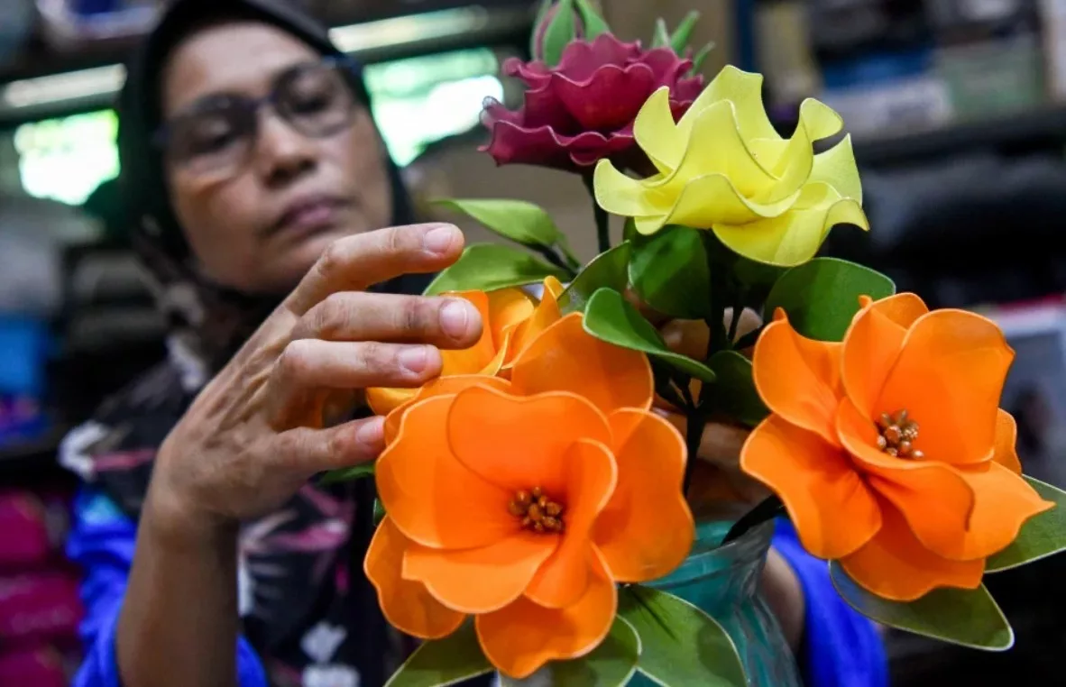 Wanita OKU Hasilkan 800 Bunga Stokin Sebulan, Dari Hobi Isi Masa Lapang Jadi Sumber Pendapatan