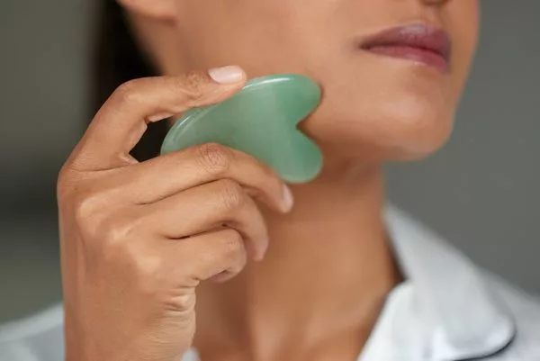 Rutin Cantik Sebelum Tidur, Guna Gua Sha & Jade Roller Bantu Runcingkan Wajah