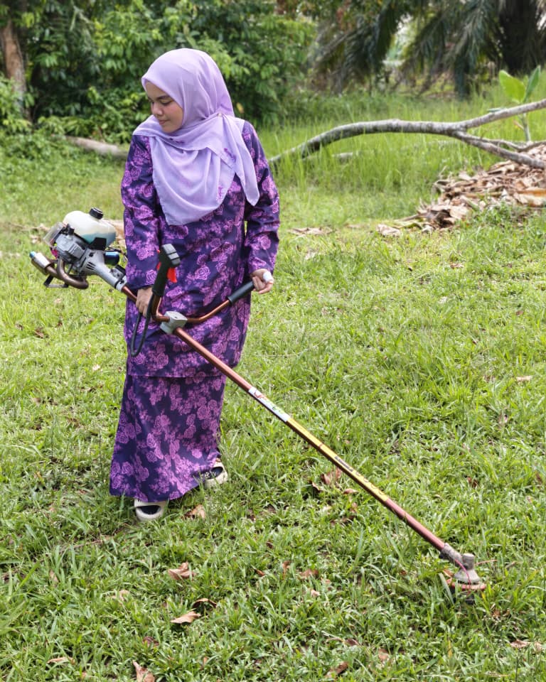 Minat Potong Rumput Bawa Rezeki, Suri Rumah Raih Pendapatan Hampir RM1000 Sebulan