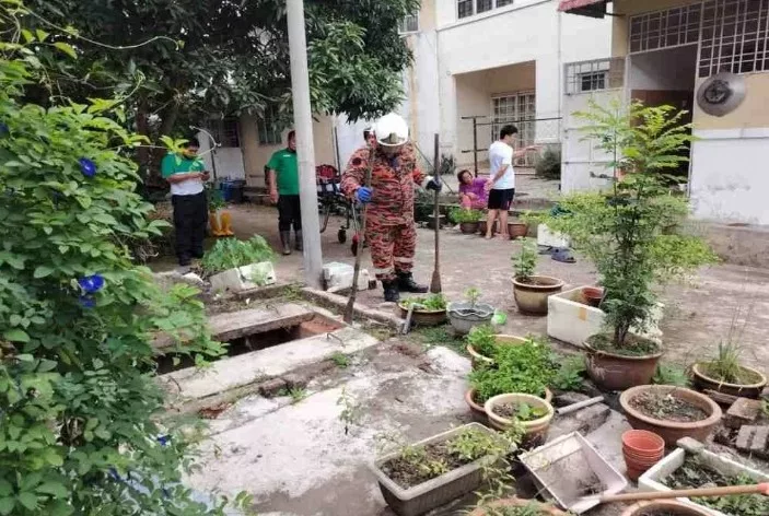 30 Minit Dalam Longkang, Niatnya Nak Selamatkan Kucing Tapi Jadi Tragedi
