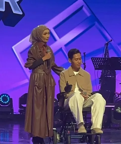 Guna Kerusi Roda Nak Hadkan Pergerakan, Elakkan Kaki Adrian Adam Jadi Lebih Teruk