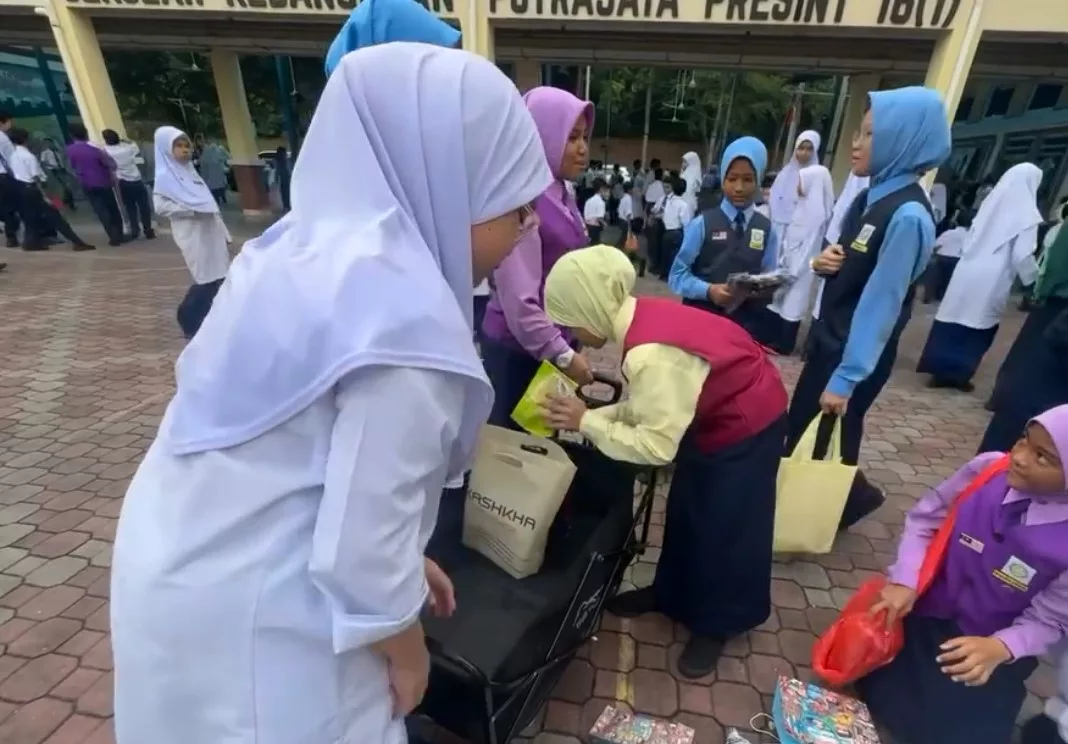 Cikgu Paling Garang, Tapi Banyak Dapat Hadiah Siap Murid Tolong Angkat Masuk Kereta