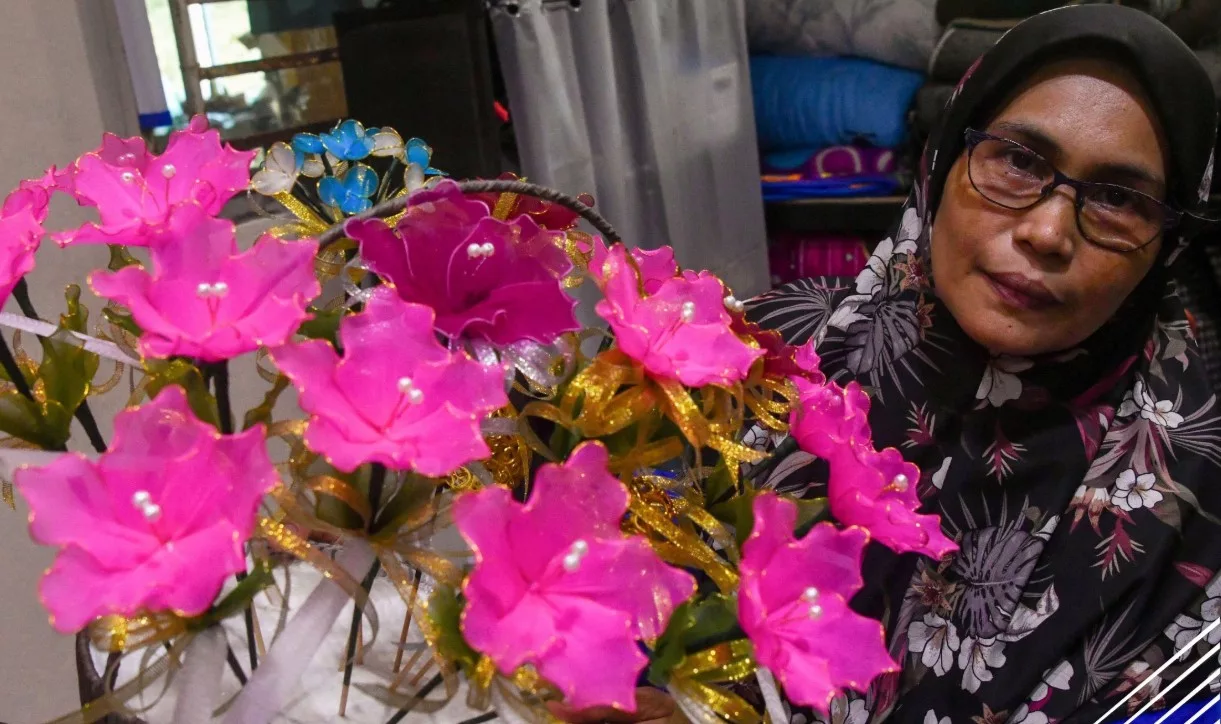 Wanita OKU Hasilkan 800 Bunga Stokin Sebulan, Dari Hobi Isi Masa Lapang Jadi Sumber Pendapatan