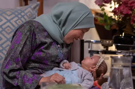 Nancy Shukri Timang Cucu Kembar Selepas 7 Tahun Menanti, “Tiada Kata Mampu Gambarkan Rasa Syukur”