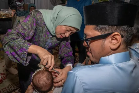 Nancy Shukri Timang Cucu Kembar Selepas 7 Tahun Menanti, “Tiada Kata Mampu Gambarkan Rasa Syukur”
