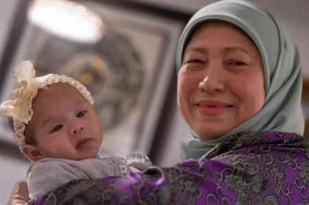 Nancy Shukri Timang Cucu Kembar Selepas 7 Tahun Menanti, “Tiada Kata Mampu Gambarkan Rasa Syukur”