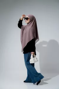 Khiban Jadi Trend Hijab Baharu, Gaya Sopan & Edgy Pilihan Hijabi Moden 5 Khiban Jadi Trend Hijab Baharu, Gaya Sopan & Edgy Pilihan Hijabi Moden