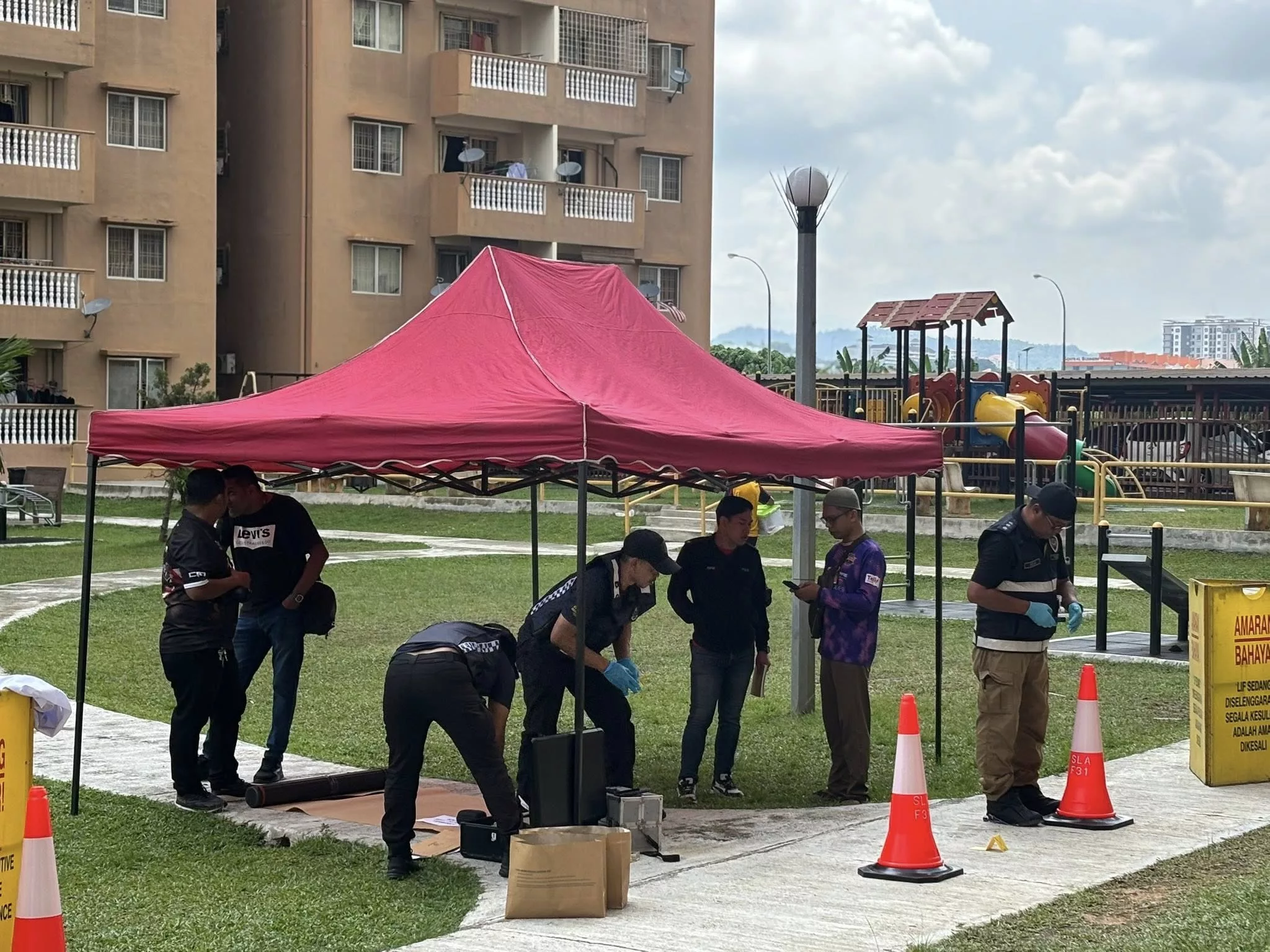 Kanak-kanak Terjatuh Dari Apartment, Suasana Pagi Dikejutkan Dengar Suara Sayup Minta Tolong 5 Kanak-kanak Terjatuh Dari Apartment, Suasana Pagi Dikejutkan Dengar Suara Sayup Minta Tolong