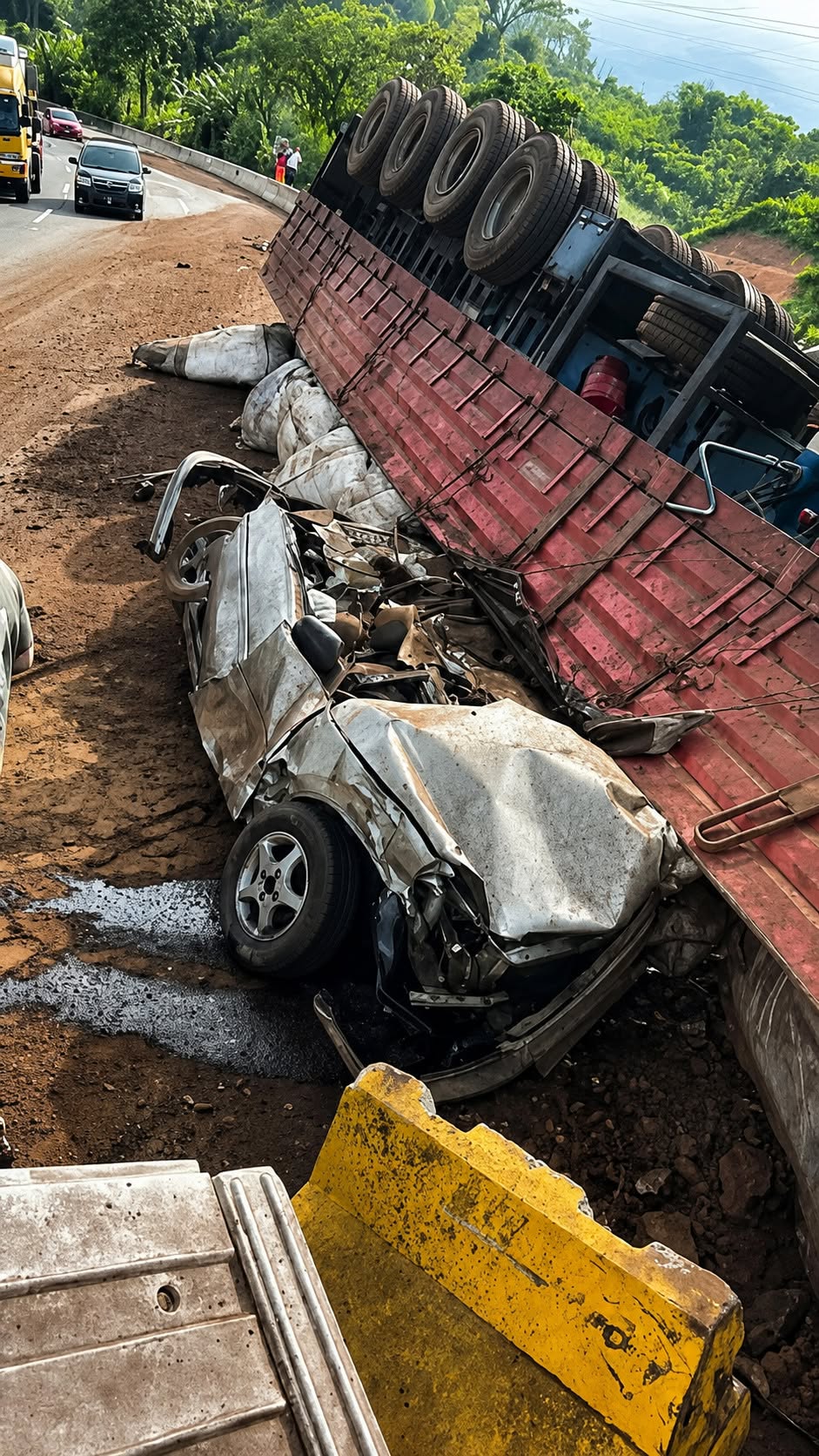 Kereta Dihempap Treler Muatan Habuk Kayu, Empat Sekeluarga Termasuk Bayi Setahun Maut