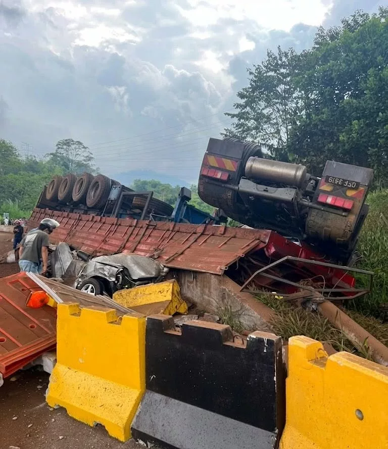 Kereta Dihempap Treler Muatan Habuk Kayu, Empat Sekeluarga Termasuk Bayi Setahun Maut