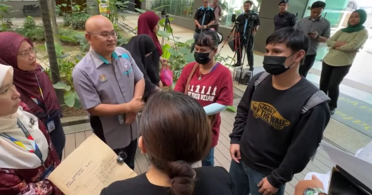 Ibu Rayu Dua Anak Diberi Taraf Warganegara, Diseludup Ke Indonesia Oleh Bapa Kandung Ketika Kecil Tanpa Dokumen Sah
