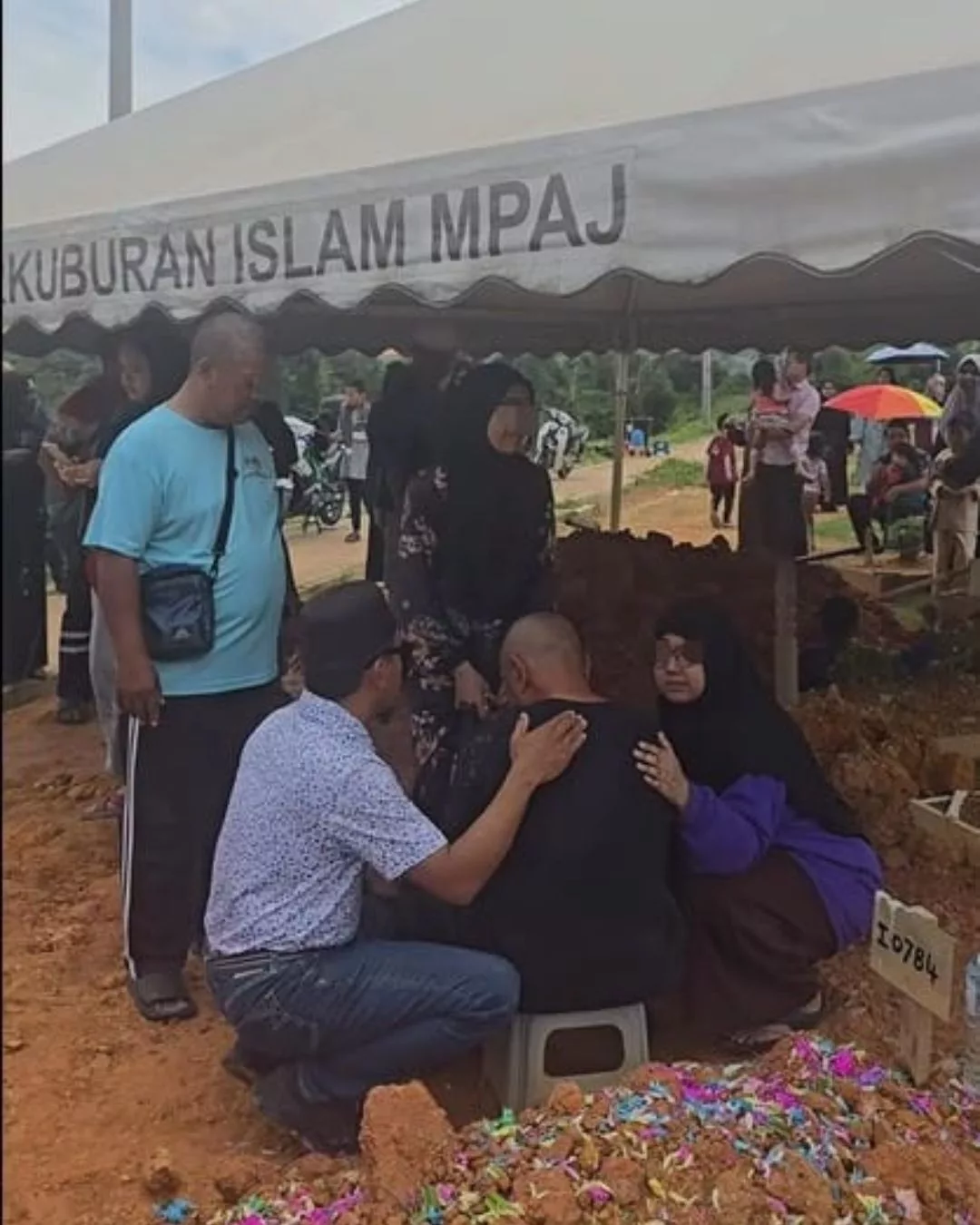 Ibu Menangis Jenazah Anak Dihalang Kebumi Didakwa Langgar SOP Masjid, Sejam Lebih Terbiar Di Liang Lahat