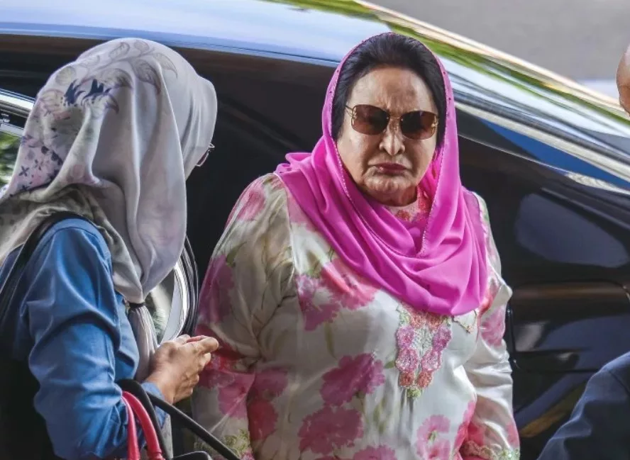 43 Dari 44 Barang Kemas Lubnan Dihantar Pada Rosmah Hilang, Diperintah Bayar RM65.7 juta