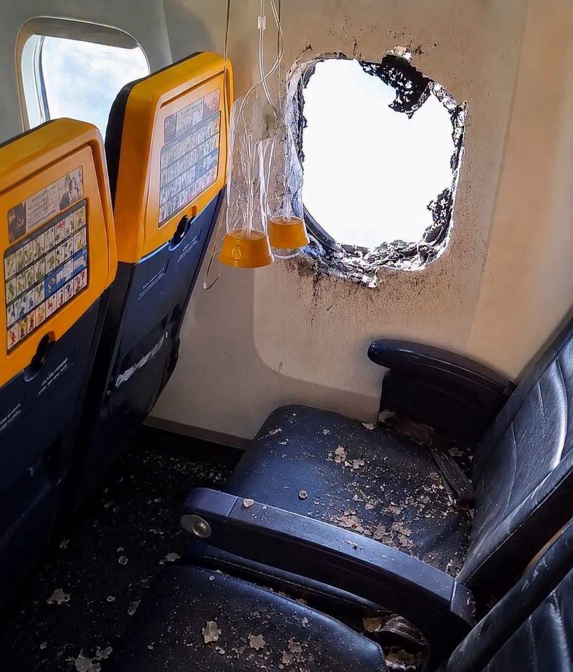Tragedi Pesawat Ryanair: Penumpang Hampir Tercampak Keluar Pada Ketinggian 20,000 Kaki, Isteri Pegang Kaki Suami Selamatkan Nyawa 7 Tragedi Pesawat Ryanair: Penumpang Hampir Tercampak Keluar Pada Ketinggian 20,000 Kaki, Isteri Pegang Kaki Suami Selamatkan Nyawa