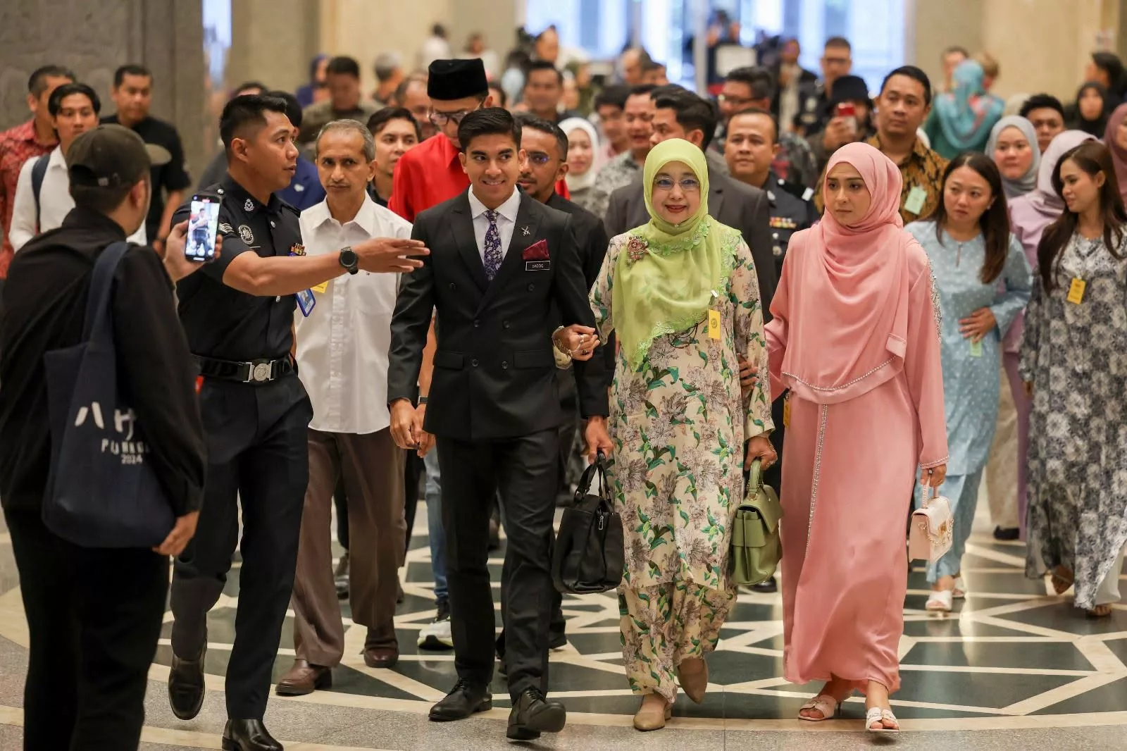 Syed Saddiq Dah Dapat "Lampu Hijau" Mama & Abuyah, Hargai Tunang Setia Harungi Ujian Bersama 8 Syed Saddiq Dah Dapat “Lampu Hijau” Mama & Abuyah, Hargai Tunang Setia Harungi Ujian Bersama