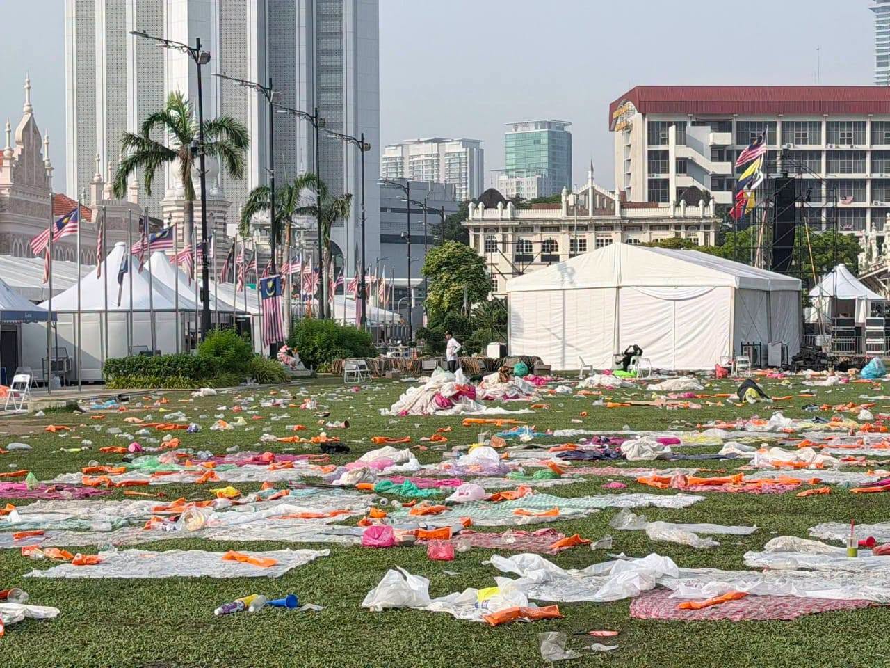 Dataran Merdeka Dipenuhi Sampah Sarap Selepas Aksi Final Piala Dunia 2026, Sedih Tengok Mentaliti Rakyat Malaysia 9 Dataran Merdeka Dipenuhi Sampah Sarap Selepas Aksi Final Piala Dunia 2026, Sedih Tengok Mentaliti Rakyat Malaysia