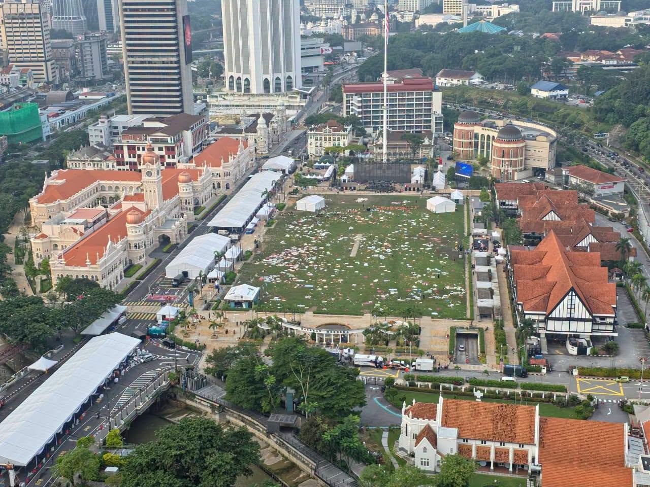 Dataran Merdeka Dipenuhi Sampah Sarap Selepas Aksi Final Piala Dunia 2026, Sedih Tengok Mentaliti Rakyat Malaysia 8 Dataran Merdeka Dipenuhi Sampah Sarap Selepas Aksi Final Piala Dunia 2026, Sedih Tengok Mentaliti Rakyat Malaysia