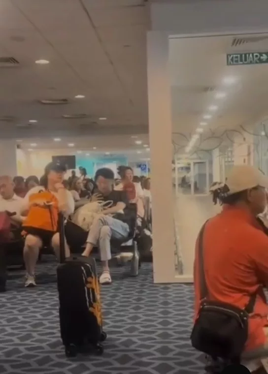 Kurang Kesedaran Sivik, Bapa Biar Anak Buang Air Besar Dalam Tong Sampah di KLIA2 5 Kurang Kesedaran Sivik, Bapa Biar Anak Buang Air Besar Dalam Tong Sampah di KLIA2