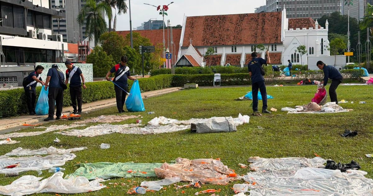 Dataran Merdeka Dipenuhi Sampah Sarap Selepas Aksi Final Piala Dunia 2026, Sedih Tengok Mentaliti Rakyat Malaysia 10 Dataran Merdeka Dipenuhi Sampah Sarap Selepas Aksi Final Piala Dunia 2026, Sedih Tengok Mentaliti Rakyat Malaysia