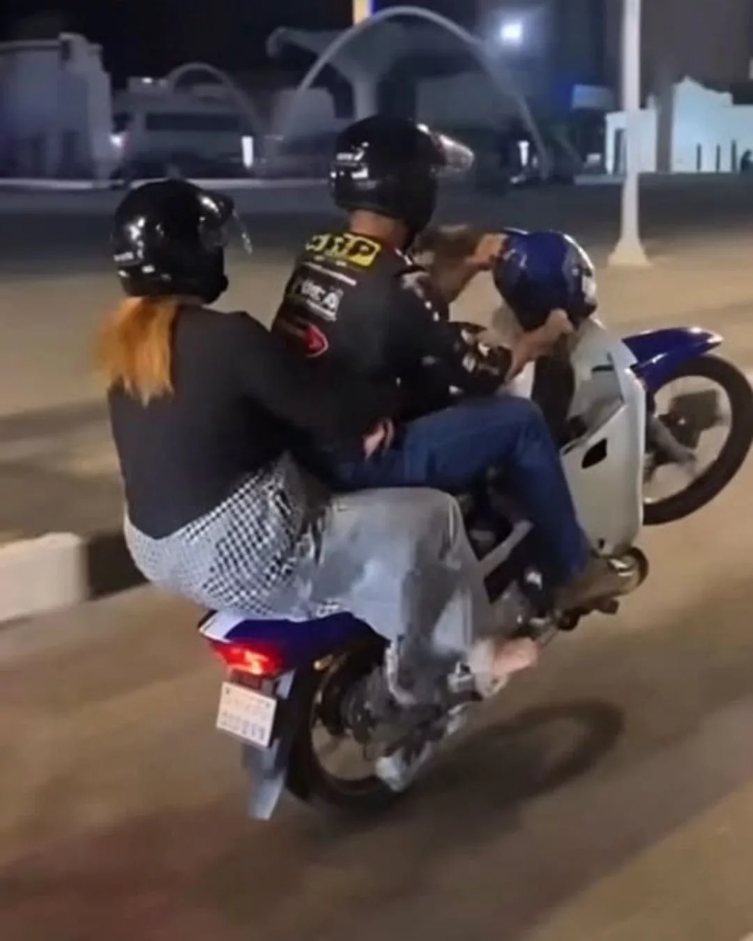 Sanggup Pertaruh Nyawa Isteri & Anak Demi Aksi “Wheelie”, Lelaki Ditahan Polis