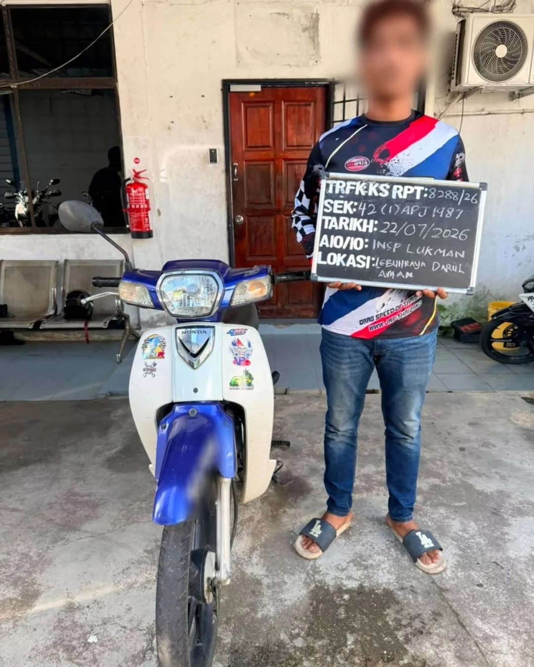 Sanggup Pertaruh Nyawa Isteri & Anak Demi Aksi “Wheelie”, Lelaki Ditahan Polis