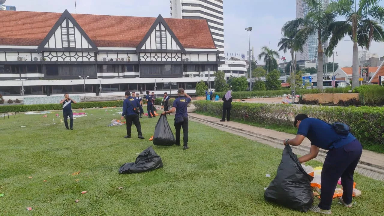 Dataran Merdeka Dipenuhi Sampah Sarap Selepas Aksi Final Piala Dunia 2026, Sedih Tengok Mentaliti Rakyat Malaysia 12 Dataran Merdeka Dipenuhi Sampah Sarap Selepas Aksi Final Piala Dunia 2026, Sedih Tengok Mentaliti Rakyat Malaysia