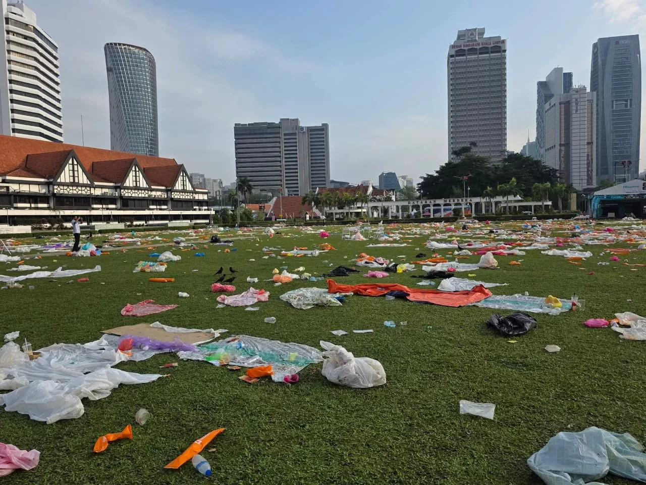 Dataran Merdeka Dipenuhi Sampah Sarap Selepas Aksi Final Piala Dunia 2026, Sedih Tengok Mentaliti Rakyat Malaysia 11 Dataran Merdeka Dipenuhi Sampah Sarap Selepas Aksi Final Piala Dunia 2026, Sedih Tengok Mentaliti Rakyat Malaysia