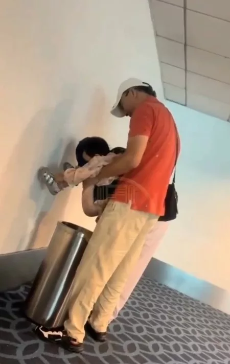 Kurang Kesedaran Sivik, Bapa Biar Anak Buang Air Besar Dalam Tong Sampah di KLIA2 4 Kurang Kesedaran Sivik, Bapa Biar Anak Buang Air Besar Dalam Tong Sampah di KLIA2