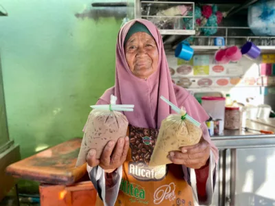 26 Tahun Jual Minuman Murah, Mak Pah Kekal Dengan Harga 30 Sen Demi Bersedekah 3 Mak Pah