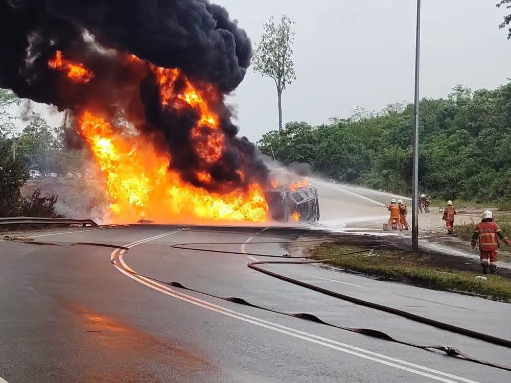 Ibu Anak Rentung Kereta Dihempap Lori Tangki, Perjalanan Pulang Berakhir Dengan Tragedi 6 Ibu Anak Rentung Kereta Dihempap Lori Tangki, Perjalanan Pulang Berakhir Dengan Tragedi
