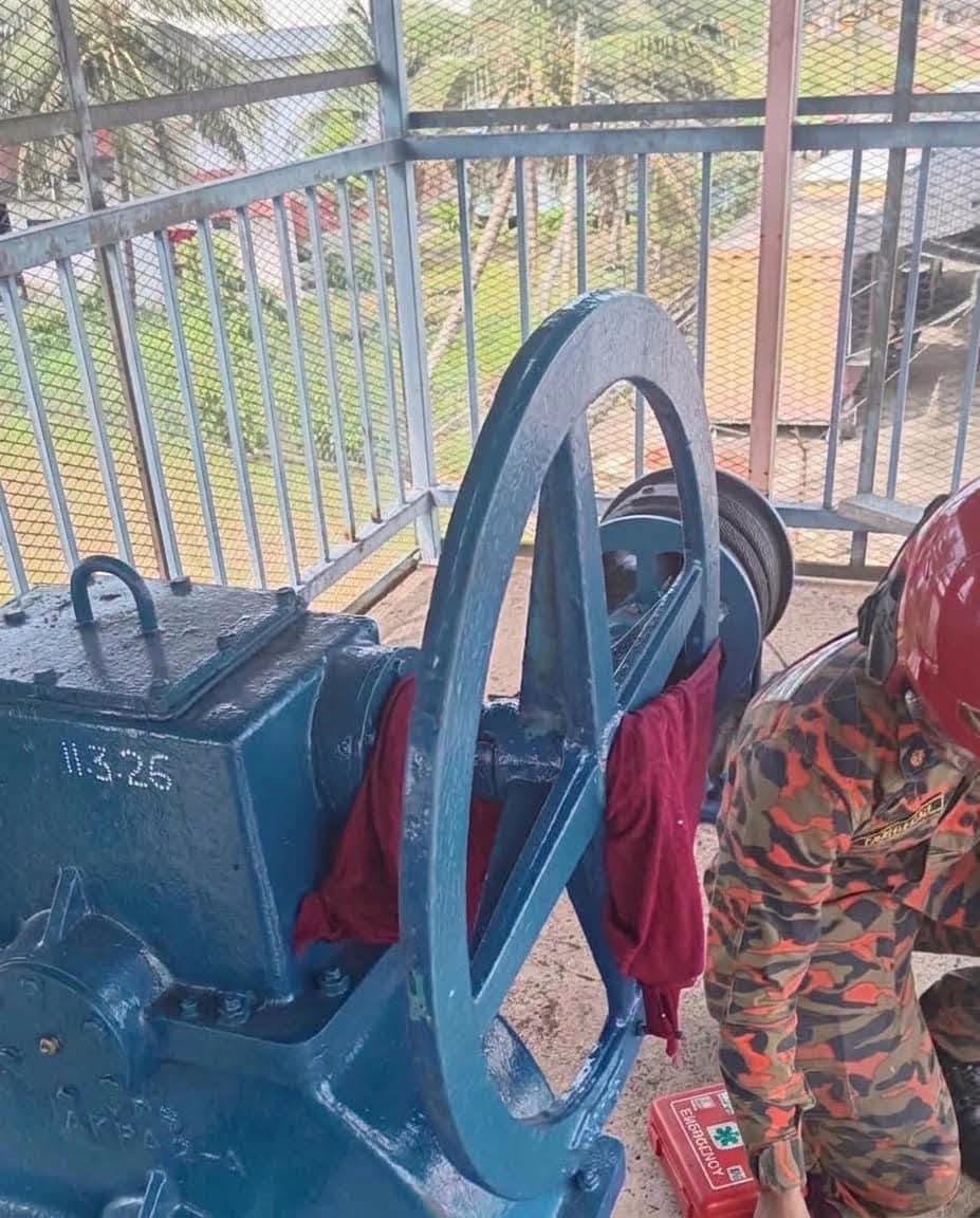 Tudung Terbelit Pada 'Role Gate' Kunci Air, Wanita 56 Tahun Meninggal Dunia di Lokasi 5 Tudung Terbelit Pada 'Role Gate' Kunci Air, Wanita 56 Tahun Meninggal Dunia di Lokasi