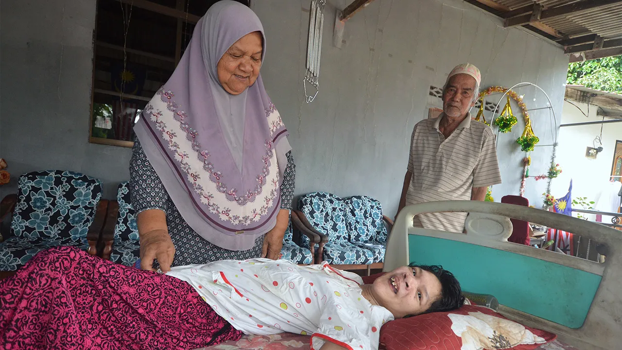 41 Tahun Jaga Anak OKU Seperti Bayi, Ibu Ini Tetap Cekal Meski Usia Semakin Lanjut 4 anak OKU
