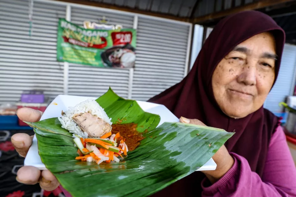 Nasi Dagang Mak Yah RM2 Sejak Sedekad, Murah Tapi Pendapatan Bulanan Cecah RM10,000