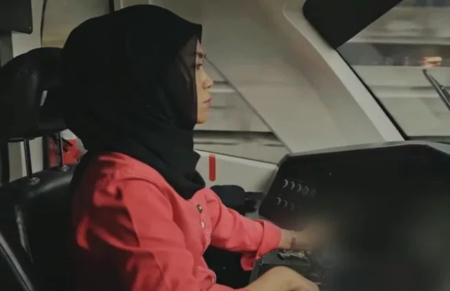 Pemandu Monorel Wanita, Jantina Bukan Halangan Nak Kuasai Bidang Teknikal 7 Pemandu Monorel Wanita, Jantina Bukan Halangan Nak Kuasai Bidang Teknikal