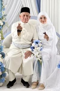 “Masih Bincang, Yang Penting Hormat” – Dapat Ibu Mentua Muda, Menantu Datuk Abdah Alif Curi Perhatian 3 Datuk Abdah Alif