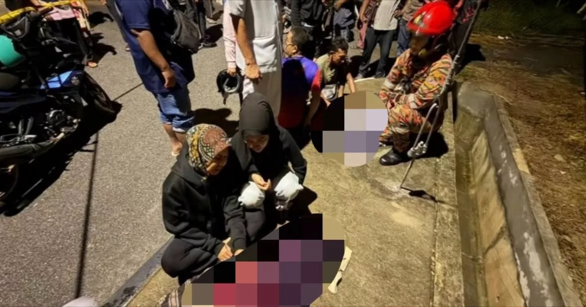 Tragedi Ambil Bola Dalam Longkang, Ibu Luluh Melihat Jenazah Anak Dinaikkan 4 Tragedi Ambil Bola Dalam Longkang, Ibu Luluh Melihat Jenazah Anak Dinaikkan