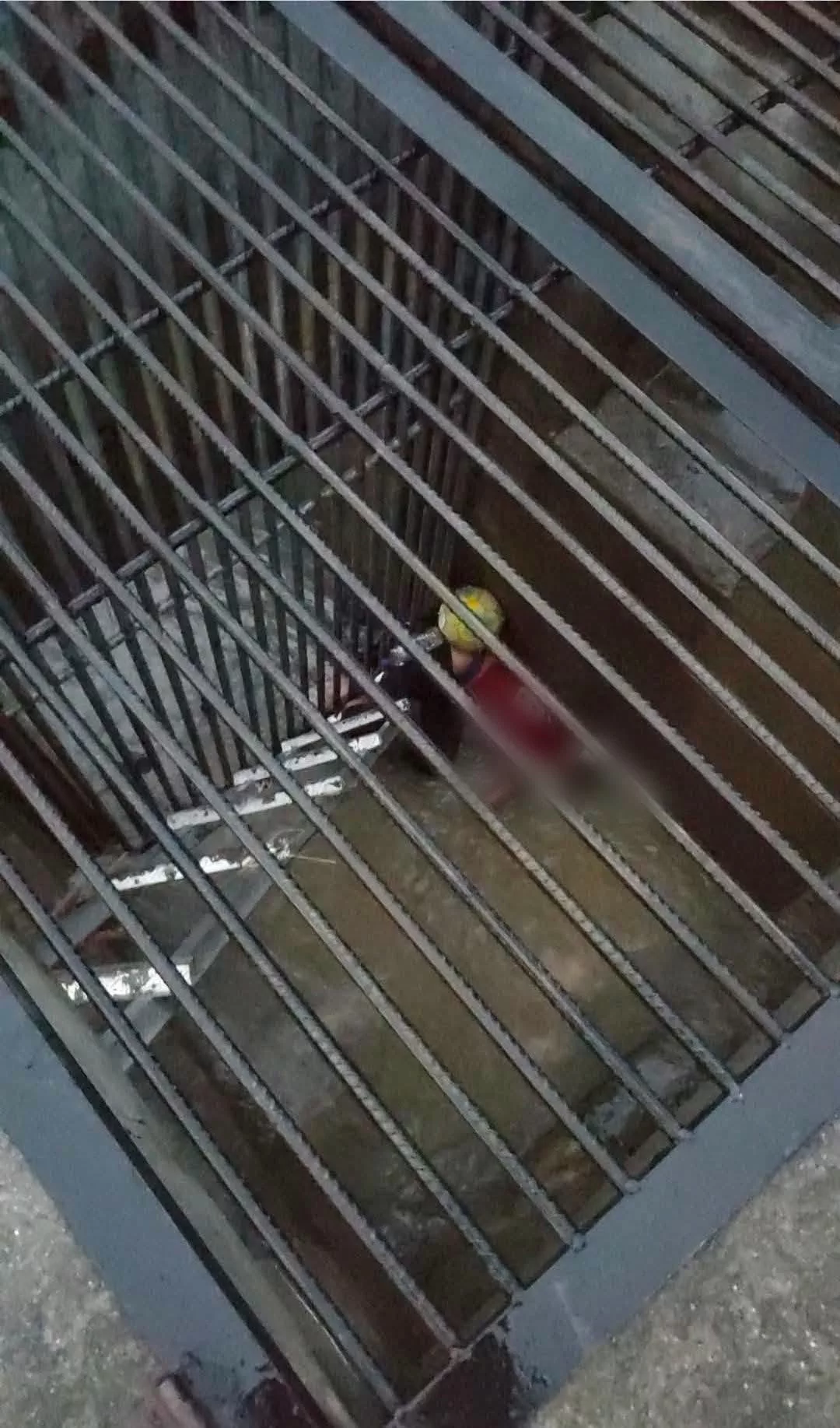 Tragedi Ambil Bola Dalam Longkang, Ibu Luluh Melihat Jenazah Anak Dinaikkan 2 Tragedi Ambil Bola Dalam Longkang, Ibu Luluh Melihat Jenazah Anak Dinaikkan