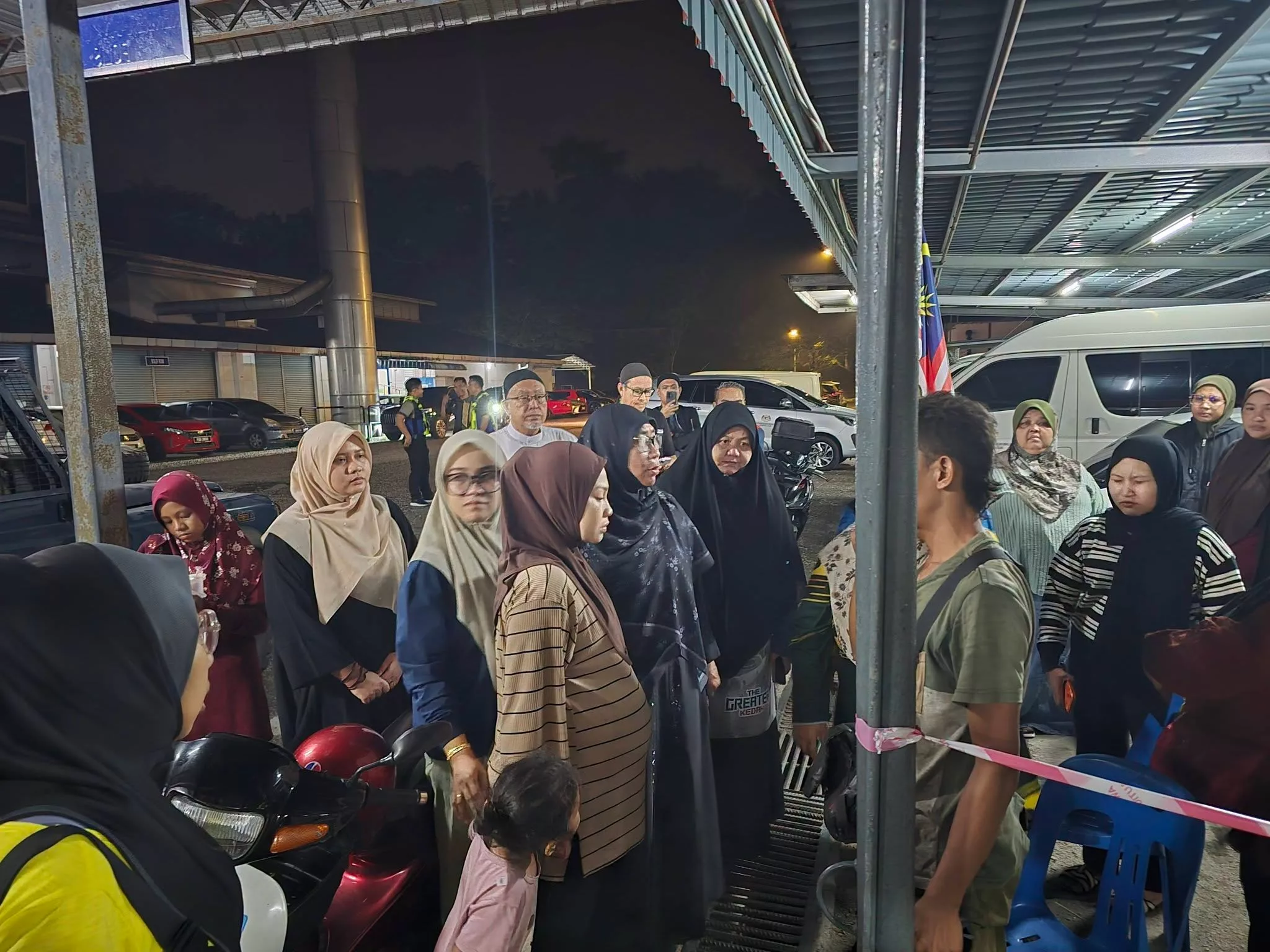 Tragedi Ambil Bola Dalam Longkang, Ibu Luluh Melihat Jenazah Anak Dinaikkan 3 Tragedi Ambil Bola Dalam Longkang, Ibu Luluh Melihat Jenazah Anak Dinaikkan