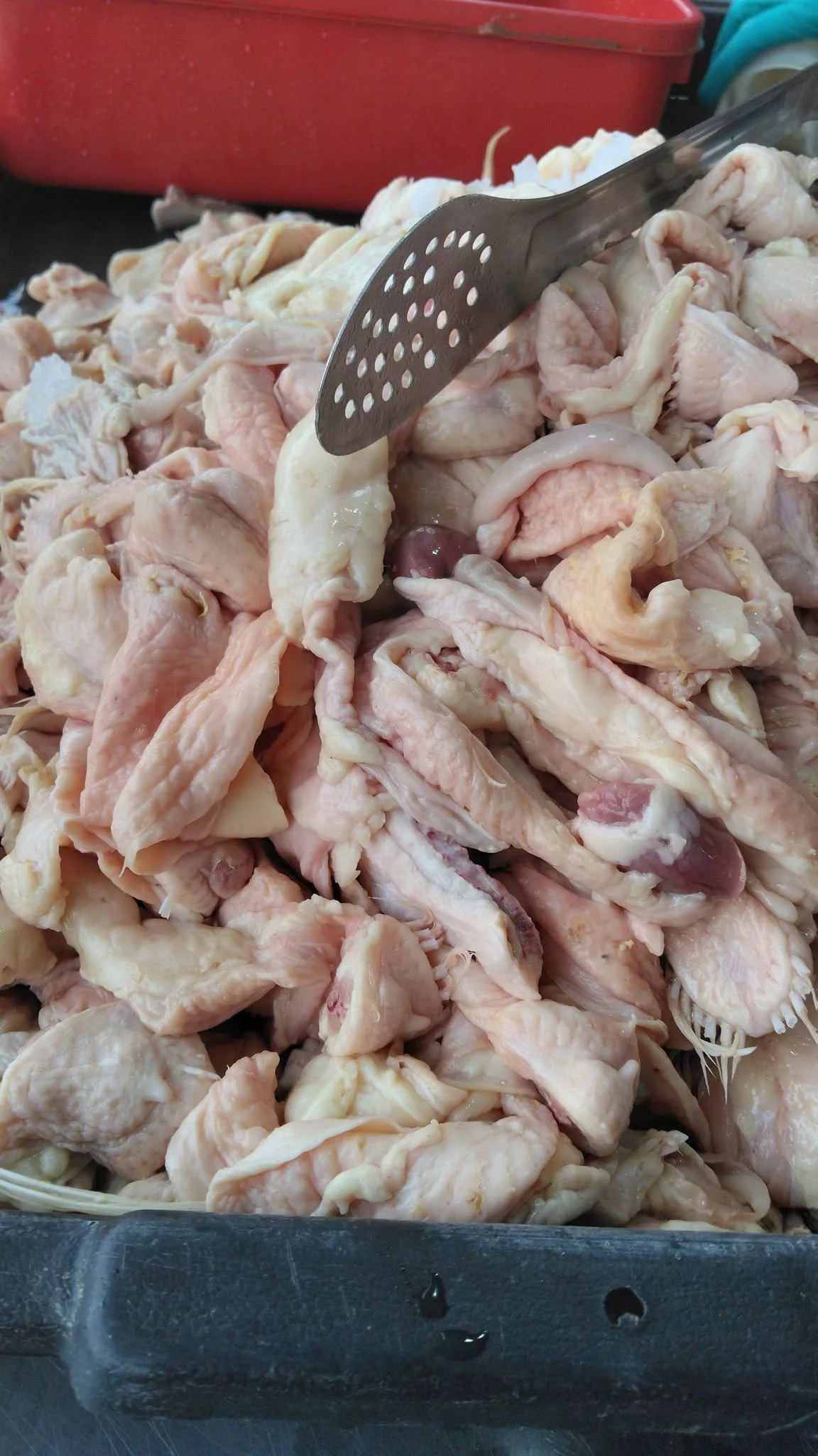 "Kulit Ayam Yang Biasa Dibuang Tapi Jadi Lauk Untuk Orang Lain…” Ayah Beli 10kg Demi Isi Perut Anak-Anak 2 kulit ayam jadi lauk