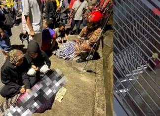 Tragedi Ambil Bola Dalam Longkang, Ibu Luluh Melihat Jenazah Anak Dinaikkan Tragedi Ambil Bola Dalam Longkang