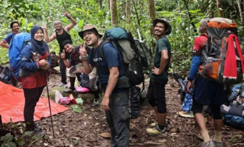 Isyarat Asap Di Hutan Tebal Jadi Petunjuk, Pasangan Suami Isteri & Anak Dijumpai