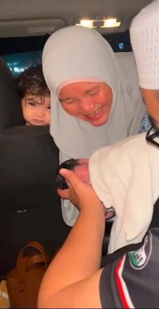 Nenek Sambut Cucu Dalam MPV, Suami Terus Pangku Anak Dan Laungkan Azan
