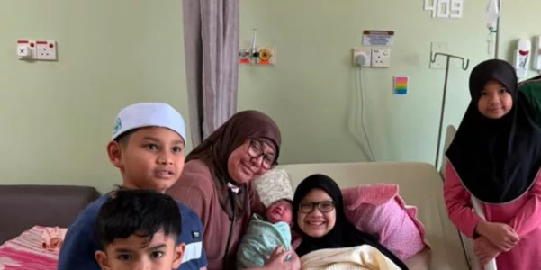 Nenek Sambut Cucu Dalam MPV, Suami Terus Pangku Anak Dan Laungkan Azan