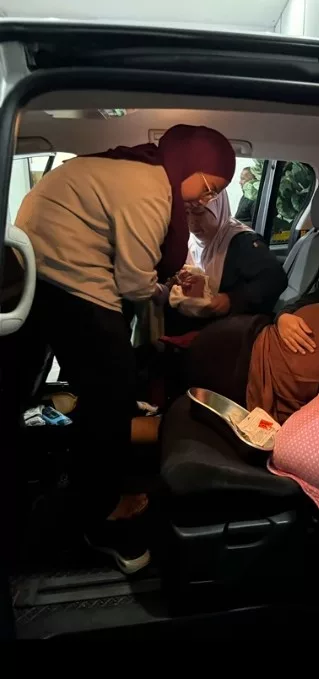 Nenek Sambut Cucu Dalam MPV, Suami Terus Pangku Anak Dan Laungkan Azan