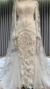 Busana Resepsi Putri Batrisya Diilhamkan Angsa Putih, Dihiasi 83,000 Kristal Swarovski 4 busana resepsi Putri Batrisya