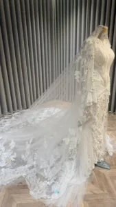 Busana Resepsi Putri Batrisya Diilhamkan Angsa Putih, Dihiasi 83,000 Kristal Swarovski 3 Busana Resepsi Putri Batrisya Diilhamkan Angsa Putih, Dihiasi 83,000 Kristal Swarovski